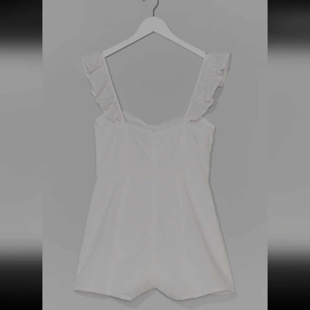 Nasty Gal Broderie Strappy Playsuit NWT size 8 - Picture 6 of 6